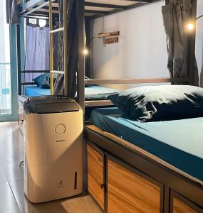 胡志明市JOY HOSTEL的客房设有两张双层床和烘干机。