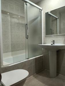 萨连特加列戈HOTEL FAMILIAR MAXIMINA的带淋浴、盥洗盆和卫生间的浴室