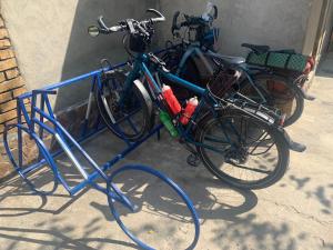 PanjakentSalom Hostel的两辆自行车彼此相邻