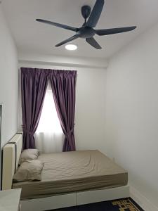 甘榜龙溪Aisy Homestay Putrajaya Cyberjaya KLIA的一间卧室配有一张带吊扇的床