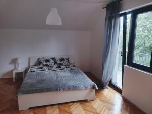 KoraćicaKosmajska Vila的一间卧室设有一张床和一个大窗户