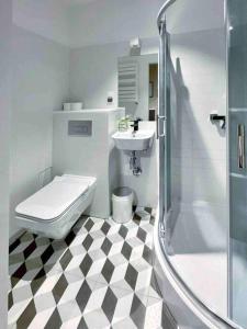 克拉科夫Loft B - duża przestrzeń, cisza, szybki internet的浴室配有卫生间、盥洗盆和淋浴。