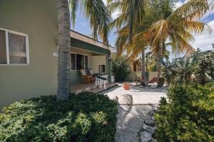 SavanetaUnbounded Horizons:Serene home with Panoramic view的前面有棕榈树的房子