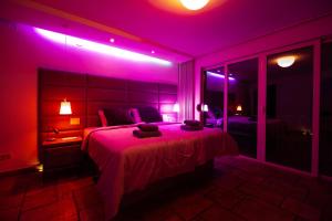 波尔托罗Villa Bellavista II的一间紫色客房,在客房内配有一张大床