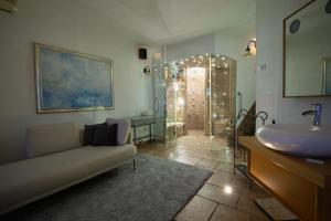 波尔托罗Villa Bellavista II的一间带沙发、水槽和淋浴的浴室