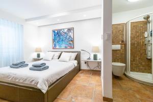 波尔托罗Villa Bellavista II的一间卧室设有一张大床和淋浴
