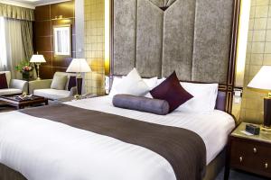 上海西郊宾馆的酒店客房设有一张大床和一间客厅。