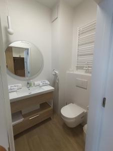 米兹多洛杰Bel Mare Aqua 2 and Garden F104的一间带水槽、卫生间和镜子的浴室