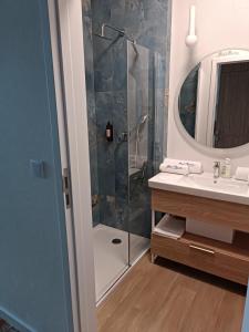 米兹多洛杰Bel Mare Aqua 2 and Garden F104的带淋浴、盥洗盆和镜子的浴室
