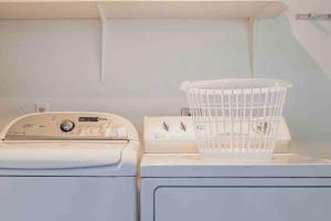 坦帕Cozy 3Bdr home in the heart of Tampa的洗衣机以及位于柜台上的鸟笼