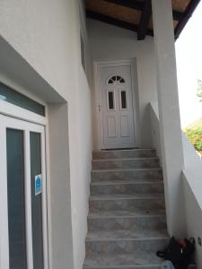 索科矿泉村NEW Novi Apartment Mirjana的通往带楼梯的白色门的楼梯