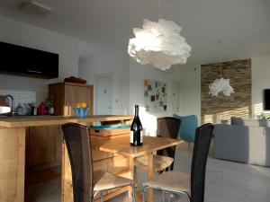 皮内兹齐Apartment VITA MARIS的用餐室配有带葡萄酒瓶的桌子