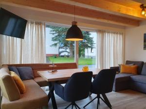克查赫Alpensuss的客厅配有沙发和桌椅
