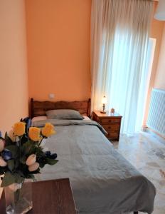 ELATALIA Plastira Lake的一间卧室,配有一张带花瓶的床
