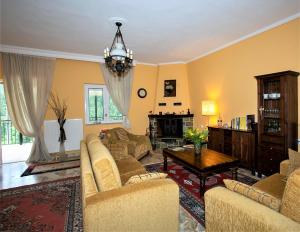 ELATALIA Plastira Lake的客厅配有两张沙发和一张桌子