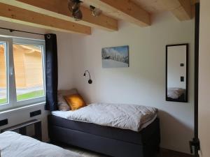 克查赫Alpensuss的一间卧室设有两张床和窗户。