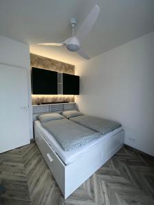 巴拉顿凯奈谢Beige Villa Balatonkenese的一间卧室设有一张床和天花板