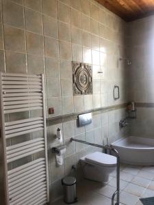 阿拉尼亚Stone Room的浴室配有卫生间、浴缸和水槽。