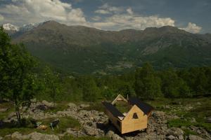 TraversellaStarsBox Valchiusella的山顶上的木屋