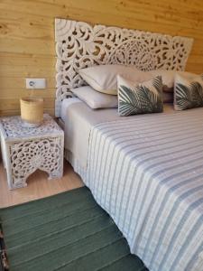 阿尔戈什Eco Lodge Villa das Alfarrobas com Piscina的卧室配有一张大白色的床和桌子