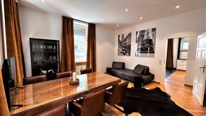 弗莱堡Historical Luxury Homes - Luxus Familien Suite的客厅配有餐桌和沙发