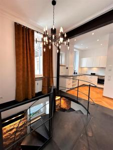 弗莱堡Historical Luxury Homes - Luxus Familien Suite的用餐室和带吊灯的厨房