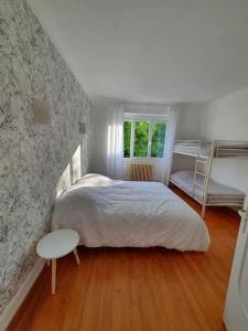 拉罗谢尔Maison à 400 m du vieux port的一间卧室设有一张大床,铺有木地板