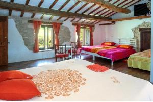 Frontino戴杜波尔帝乡村民宿的一间卧室,配有两张床