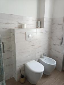 斯培西亚Decò & Retrò apartment的白色的浴室设有卫生间和水槽。