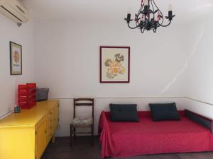 东兹斯托里弗Timo Bokelski的一间卧室配有一张红色的床和吊灯。