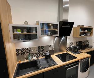 马克思维尔L’atelier d’Alain的厨房配有水槽和台面
