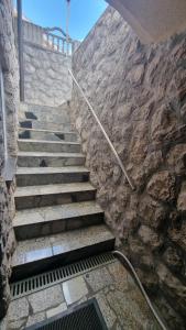 奥米沙利Guest House Suzana的石头墙的石头楼梯