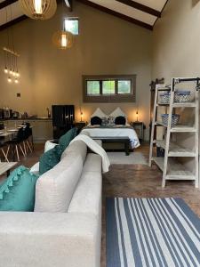 希尔克雷斯特Stacey's Cornerstone Studio Apartment的客厅配有白色的沙发和床。