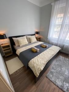 布达佩斯Larix apartman的一间卧室配有一张大床和两个枕头
