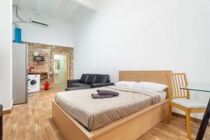 巴塞罗那CAMP NOU & FiRA BUSINESS LOFTS的一间卧室设有一张床和一间客厅。