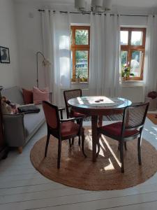 安格尔明德Martinsgarten的客厅配有桌椅和沙发