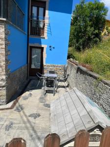 AvínAcogedora casa en Onís - Cangas de Onis的大楼前带桌椅的天井