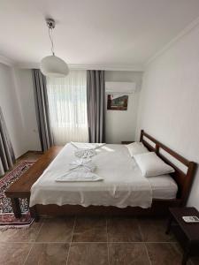 达利安Villa Misli - Heart of Dalyan and Newly Renovated的一间卧室配有一张带白色床单的大床