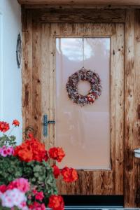 圣沃尔夫冈AuerHias的花环挂在红花窗上