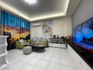 Fushi箼篰斯民宿的客厅配有大屏幕平面电视