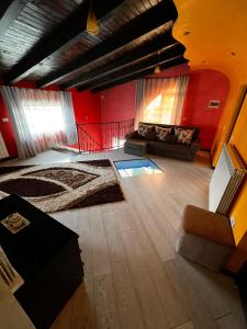 博尔沙Vila Bijou的一间设有红色墙壁和沙发的大客厅