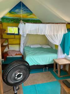 布兰卡滩Princesa del Mar的帐篷内一间卧室,配有一张床