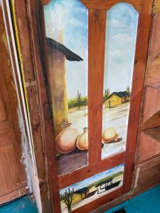 布兰卡滩Princesa del Mar的画有三壶的窗户