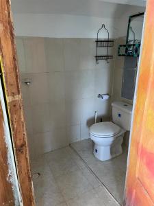 布兰卡滩Princesa del Mar的一间位于客房内的白色卫生间的浴室