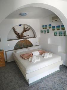 AloproniaLucas B Panorama的卧室配有一张带拱门的大型白色床