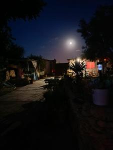 兰佩杜萨Cala Creta的满月的夜晚在庭院上升起