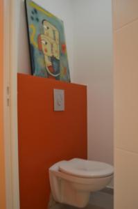 阿格德角VILLA RASOA chambre LOVE的一间带卫生间的浴室和墙上的绘画