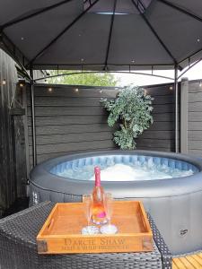 The POD Unique & Stylish Luxury Accommodation With Hot Tub内部或周边的泳池