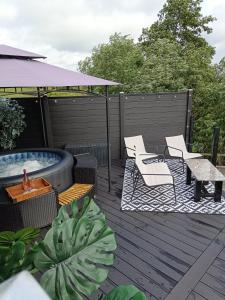 SwanlinbarThe POD Unique & Stylish Luxury Accommodation With Hot Tub的甲板上配有热水浴缸、椅子和桌子