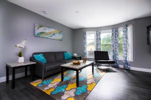 尼亚加拉瀑布Quaint 1 Bedroom Apartment Sleeps 2-3, Near Niagara Falls的客厅配有沙发和桌子